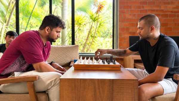 Focused Chess Match in a Sunlit Lounge-600x338